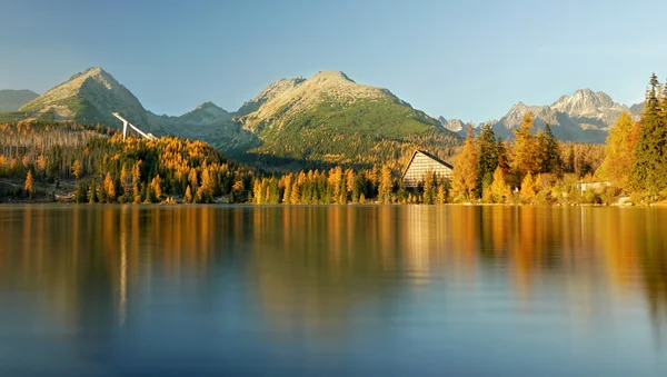 Herbstlich gefärbter Bergsee - hohe Tatra — Stockfoto