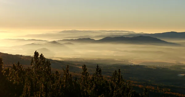 Sabah sis dağların altında