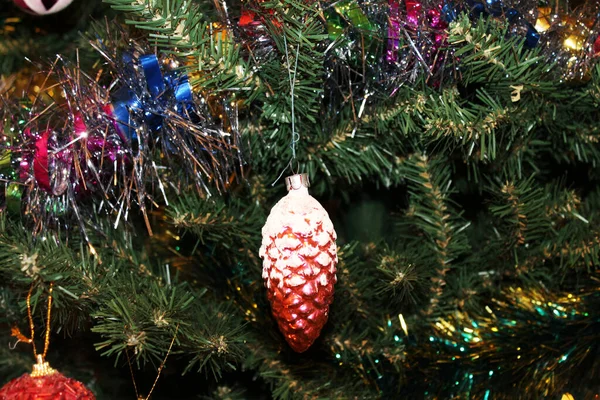 Belo Cone Árvore Natal Vermelho Branco Festa Natal Ano Novo — Fotografia de Stock