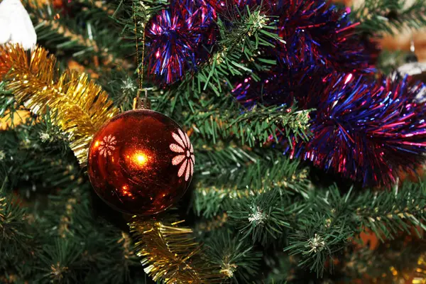 Vacker Julgransröd Boll Med Blomma Dekorerar Nyårsgranen Jul Och Nyårsfest — Stockfoto