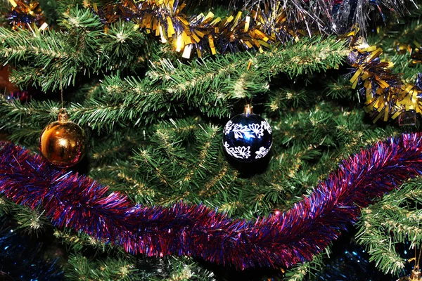 Prachtige Kerstboom Gele Blauwe Ballen Combinatie Met Een Scharlaken Slinger — Stockfoto