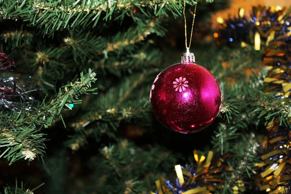 Красный Стеклянный Шар Приносит Дом Праздник Нового Года Рождества — стоковое фото