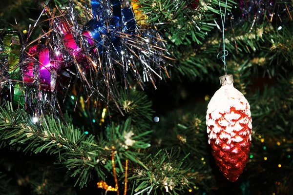 Belo Cone Árvore Natal Combinação Com Uma Grinalda Brilhante Festa — Fotografia de Stock