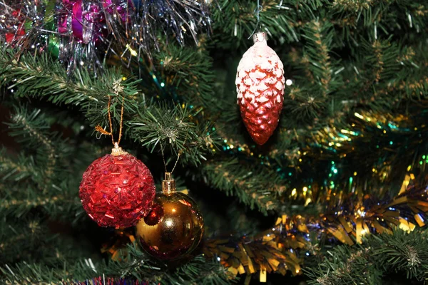 Piros Sárga Golyók Harmonizálnak Fenyőtobozzal Fenyő Ágai Között Karácsony Újév — Stock Fotó