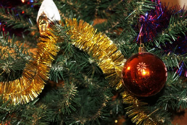 성탄절과 신년에 가문비나무 두르고 노란색빛나는 가랑이 — 스톡 사진