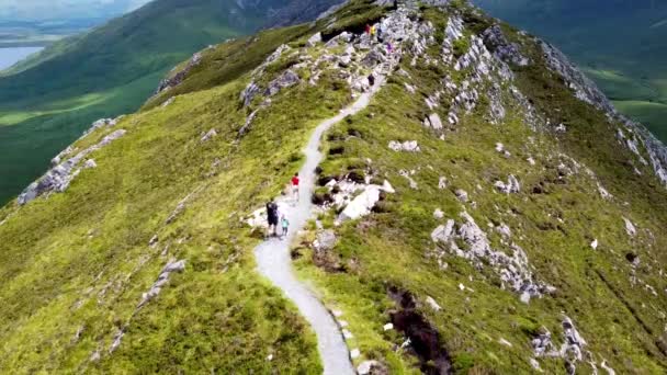 Drone Disparos Familia Con Los Niños Senderismo — Vídeo de stock