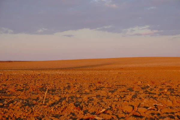 Bewölkter Abendhimmel Über Einem Leeren Landwirtschaftlichen Feld Helle Sonnenuntergangslandschaft — Stockfoto