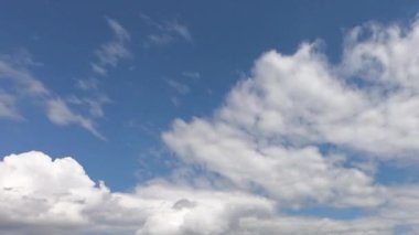 Evrensel Cloudscape arka planı. Beyaz bulutlu mavi gökyüzü. Kabarık beyaz bulutlar. Yaz mavisi gökyüzü zaman aşımı. Yumuşak beyaz bulutlar oluşur. 