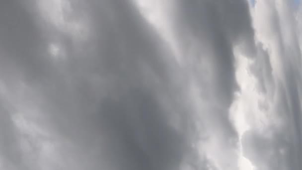 ユニバーサルCloudscapeの背景 白い雲と青空 ふわふわの白い雲 夏の青空の時間の経過 柔らかい白い雲が形成されます 曇りの天気 — ストック動画