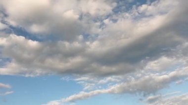 Evrensel Cloudscape arka planı. Beyaz bulutlu mavi gökyüzü. Kabarık beyaz bulutlar. Yaz mavisi gökyüzü zaman aşımı. Yumuşak beyaz bulutlar oluşur. 