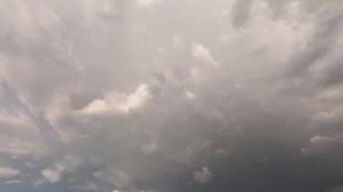 Zaman Kaynağı Gökyüzü ve Kara Bulut. Koyu gri fırtına bulutları. Dramatik bir gökyüzü. Kara fırtınalı bulutlarda aydınlatma. Korkunç bir hava..