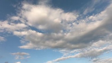 Evrensel Cloudscape arka planı. Beyaz bulutlu mavi gökyüzü. Kabarık beyaz bulutlar. Yaz mavisi gökyüzü zaman aşımı. Yumuşak beyaz bulutlar oluşur. 