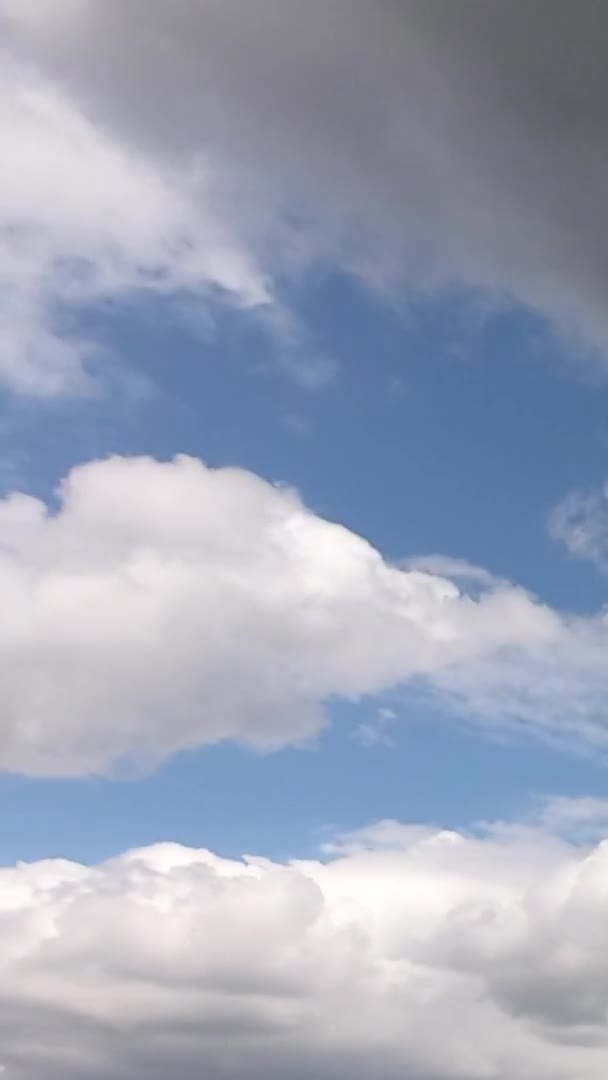 Powszechnie Zachmurzone Tło Niebieskie Niebo Białymi Chmurami Puszyste Puszyste Białe — Wideo stockowe
