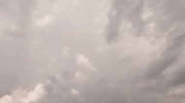 Zaman Kaynağı Gökyüzü ve Kara Bulut. Koyu gri fırtına bulutları. Dramatik bir gökyüzü. Kara fırtınalı bulutlarda aydınlatma. Korkunç bir hava..