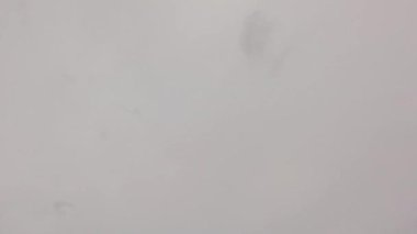 Gri bulutlu gökyüzü. Zaman ayarlı. Sakin, huzurlu bir hava. Hızla ilerleyen bulutlar, kabarık kümülüs bulutları. Doğal bulut manzarası, meteoroloji geçmişi. Gökyüzünde yüzen dramatik kümülüs bulutları.