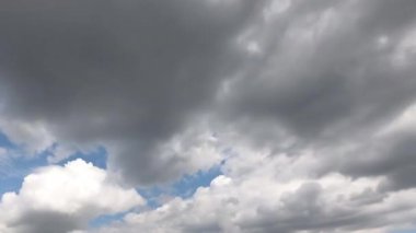 Evrensel Cloudscape arka planı. Beyaz bulutlu mavi gökyüzü. Kabarık beyaz bulutlar. Yaz mavisi gökyüzü zaman aşımı. Yumuşak beyaz bulutlar oluşur. 