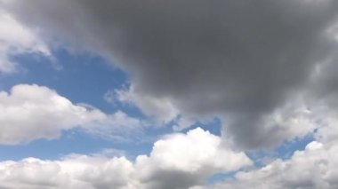 Evrensel Cloudscape arka planı. Beyaz bulutlu mavi gökyüzü. Kabarık beyaz bulutlar. Yaz mavisi gökyüzü zaman aşımı. Yumuşak beyaz bulutlar oluşur. 