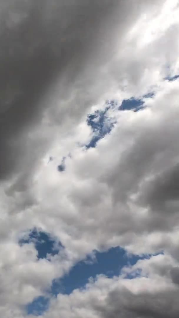 Große Kumuluswolken Blauen Sommerhimmel Zeitraffer Bewölkter Himmel Als Hintergrund Vertikales — Stockvideo