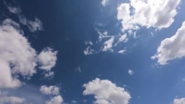 Beyaz sirrus bulutlarında parlayan parlak güneş ışınları ya da kümülüs bulutları üzerinde güneşli, açık mavi gökyüzü arka planında, B-roll Zaman Hızı.