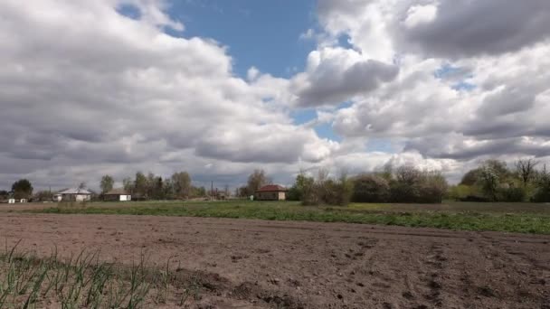 Kümülüs Bulutları Mavi Gökyüzüne Karşı Zaman Aşımı Ukrayna Köyü Manzarası — Stok video