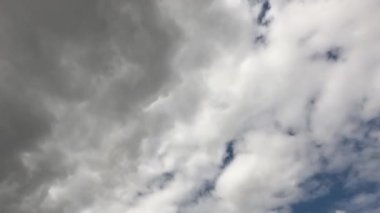 Mavi yaz gökyüzünde büyük kümülüs bulutları. Zaman ayarlı. Arkaplan olarak bulutlu gökyüzü.
