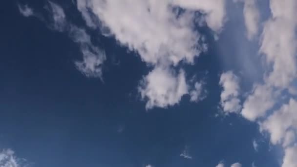 Jasny Promień Słoneczny Promień Słoneczny Rozbłysk Świeci Przez Białe Chmury — Wideo stockowe