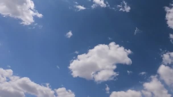 春の晴れた青空を背景に 白色のサークル雲やふわふわの円丘の雲の上に輝く明るい太陽光線の日の光のフレア Bロールのタイムラプス — ストック動画