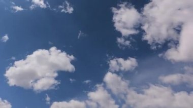 Beyaz sirrus bulutlarında parlayan parlak güneş ışınları ya da kümülüs bulutları üzerinde güneşli, açık mavi gökyüzü arka planında, B-roll Zaman Hızı.
