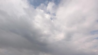 Kümülüs bulutları mavi yaz gökyüzüne karşı. Zaman ayarlı, sadece gökyüzü.