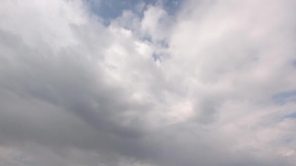 积雨云映衬着蓝色的夏日天空 时间流逝 只有天空 — 图库视频影像