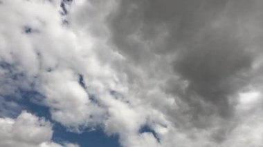 Mavi yaz gökyüzünde büyük kümülüs bulutları. Zaman ayarlı. Arkaplan olarak bulutlu gökyüzü.