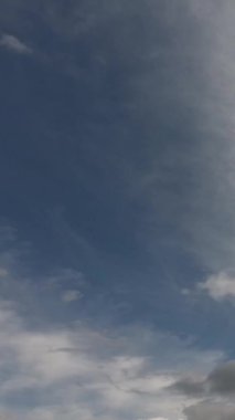 Zaman Hızı beyaz bulutlar mavi gökyüzünde. Mavi Gökyüzü Bulutu metin ya da logo için kopyalama alanı var. Dikey video.