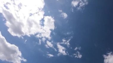 Güzel, güneşli, mavi gökyüzünün alçak açılı zaman çizelgesi. Beyaz kabarık bulutlar. B-filmi. Mavi Gökteki Güneş Parlaması. 