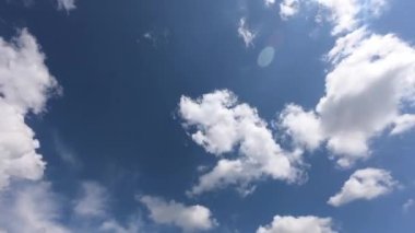 Zaman Hızı beyaz bulutlar mavi gökyüzünde. Metin veya logo için kopyalama alanı olan Mavi Gökyüzü Bulutu. 