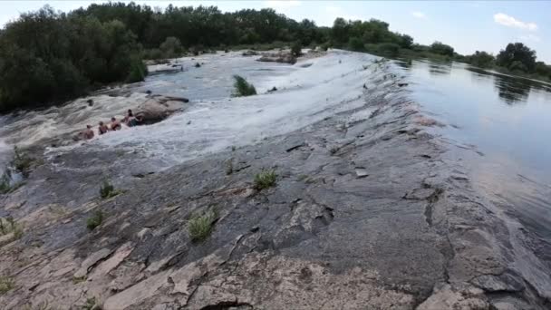 Wasser Fließt Durch Den Damm Des Wasserkraftwerks Mygiivska Stromschnellen Und — Stockvideo