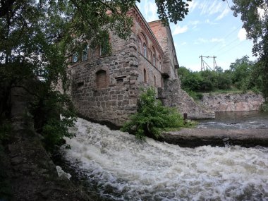 Migeyevskaya hidroelektrik santrali. Mygia köyünün yakınındaki Güney Böcek nehrinde bir hidroelektrik santrali inşa ediliyor. Su akıntıları ve baraj.