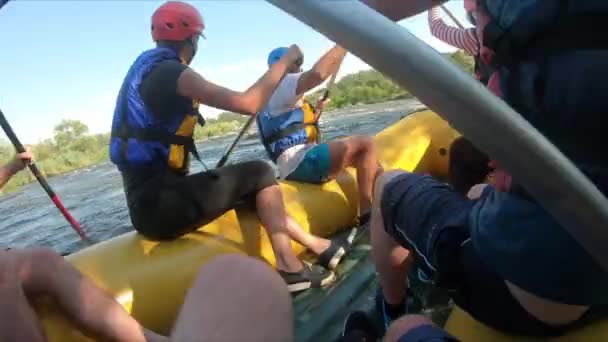 2020年7月1日 ウクライナのミジア 行者のグループは 南部のバグ川をラフティングに行く 一人称視点 夏休みだ 極端なスポーツ 急流で山の川をラフティングやボート — ストック動画