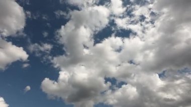 Zaman Hızı beyaz bulutlar mavi gökyüzünde. Metin veya logo için kopyalama alanı olan Mavi Gökyüzü Bulutu. 