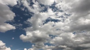 Zaman Hızı beyaz bulutlar mavi gökyüzünde. Metin veya logo için kopyalama alanı olan Mavi Gökyüzü Bulutu. 