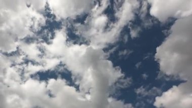 Zaman Hızı beyaz bulutlar mavi gökyüzünde. Metin veya logo için kopyalama alanı olan Mavi Gökyüzü Bulutu. 
