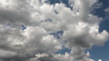 Zaman Hızı beyaz bulutlar mavi gökyüzünde. Metin veya logo için kopyalama alanı olan Mavi Gökyüzü Bulutu. 