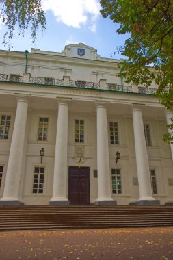 Nizhyn, Ukrayna, 20 Ekim 2020. Nikolai Gogol Nizhyn Devlet Üniversitesi - Ukrayna 'nın Chernihiv bölgesindeki Nizhyn şehrindeki yüksek eğitim kurumu. Eski üniversite binasının ön cephesinde bir sütunla.