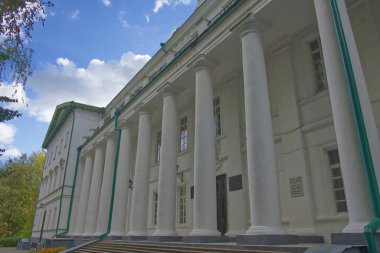 Nizhyn, Ukrayna, 20 Ekim 2020. Nikolai Gogol Nizhyn Devlet Üniversitesi - Ukrayna 'nın Chernihiv bölgesindeki Nizhyn şehrindeki yüksek eğitim kurumu. Eski üniversite binasının ön cephesinde bir sütunla.