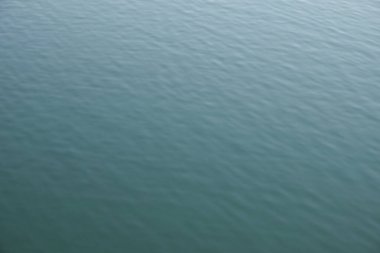 Sakin göl yüzeyinin havadan görünüşü, doğal arka plan. Güneşliksiz temiz su manzarası. Radon Gölü 'nün yüzeyi.