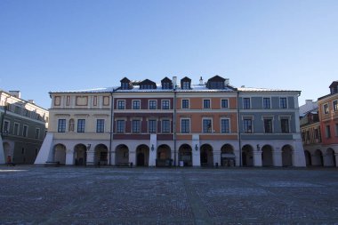 Zamosc, Polonya, 27 Aralık 2020. Pazar meydanında, soğuk bir kış sabahı eski renkli evler. Rönesans döneminin Avrupa mimarisi. Dünya Kültür Mirası.