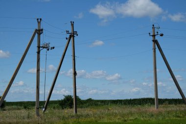 Alanda üç büyük elektrik direği var..