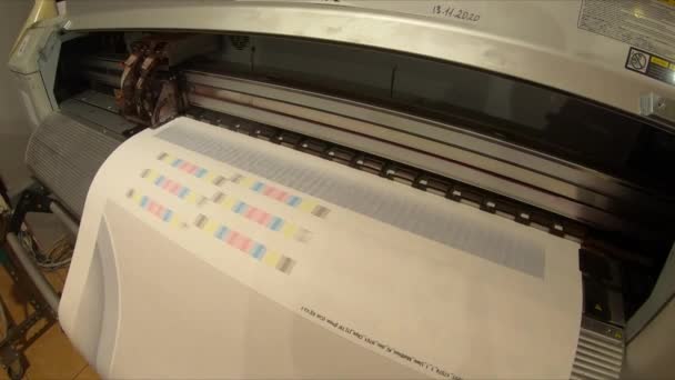 Uma Impressora Industrial Imprime Uma Tapeçaria Fotográfica Cabeça Móvel Uma — Vídeo de Stock