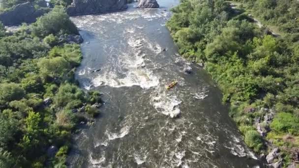 水の流れが速く 南部バグ川沿いにボートを運んでいる 南部のバグ 鳥の目のビューにラフティング 絵のような風景 岩の川 — ストック動画