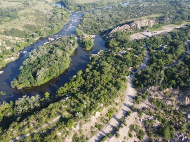 Güney Böcek Nehri 'nin kıvrımlı yatağı. Nehir, kuş bakışı manzara. Sert, kayalık arazi.