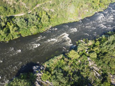 Güney Böceği 'nde resim gibi nehir akıntısı var. Nehrin hızlı akışı kayalık arazi üzerinde, kuş bakışı manzara.